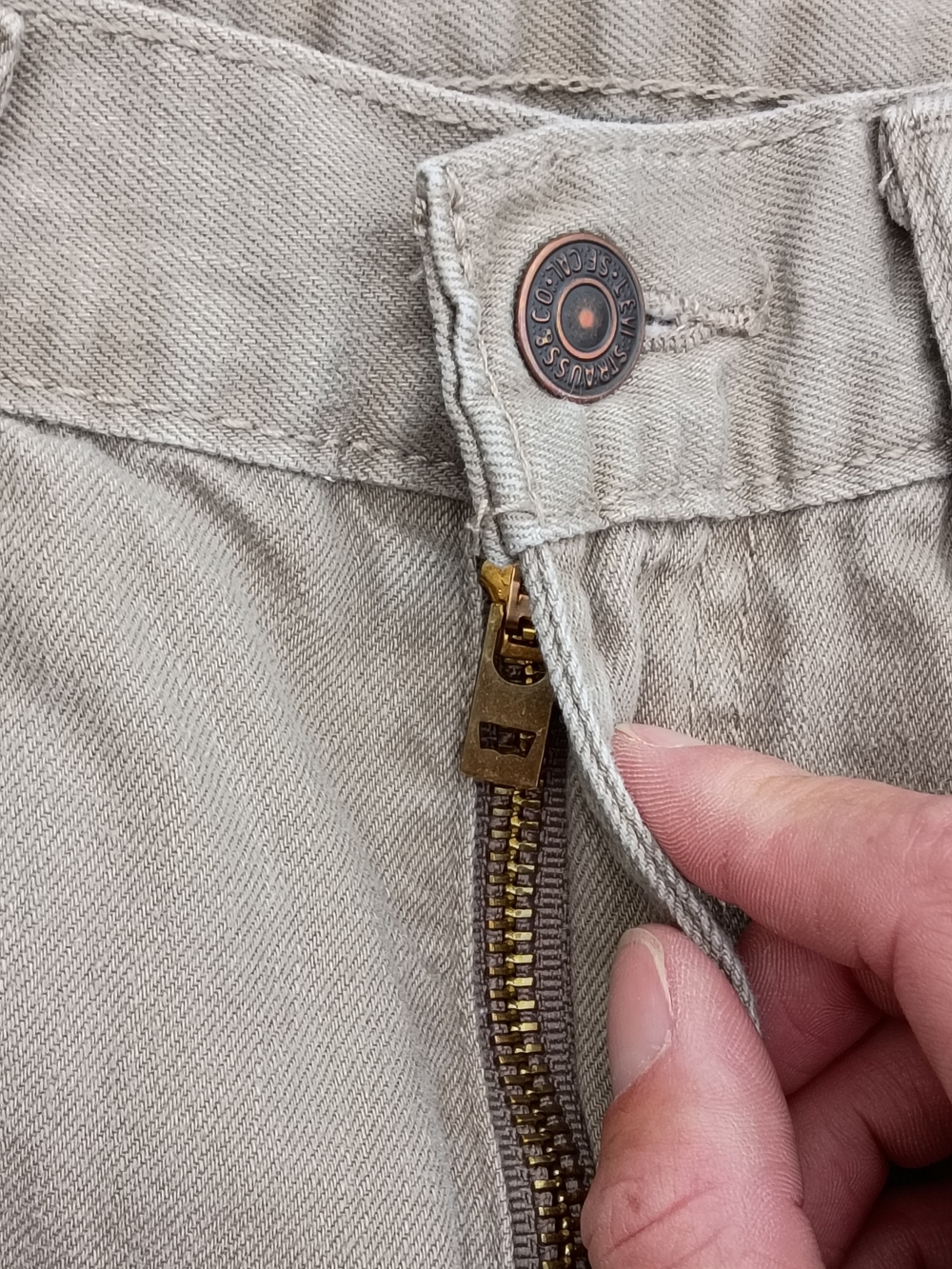 Levi's tan khaki 505™ pants with signature leather patch - Picture 9 of 11
